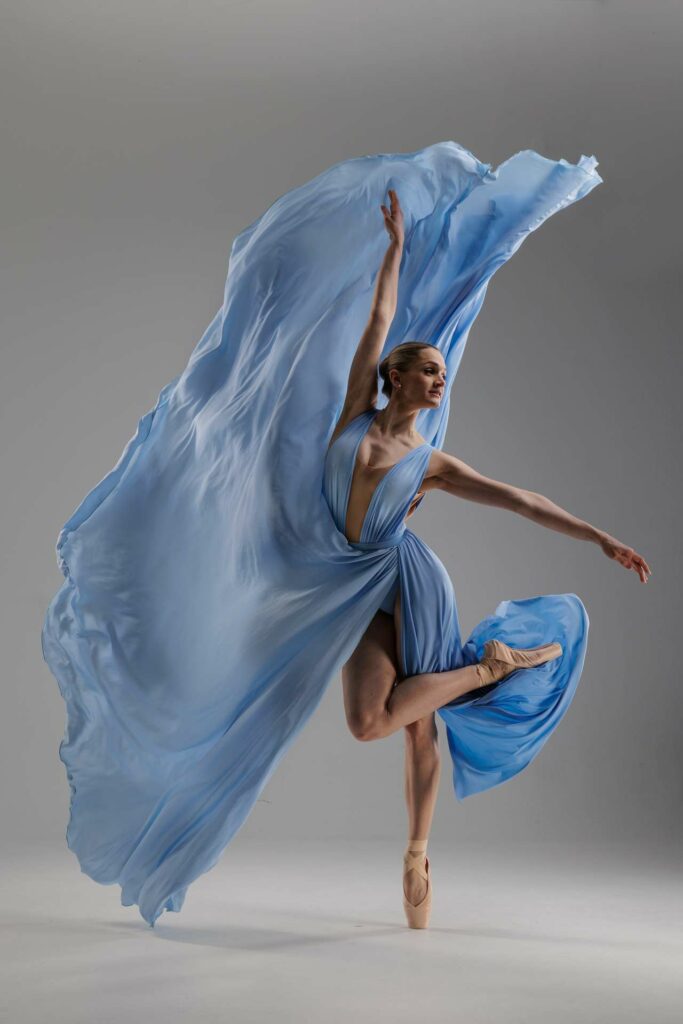 Ballettänzerin in hellblauem Kleid