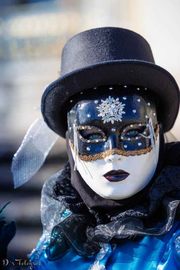 Portrait mit einer venezianischen Maske mit Zylinder