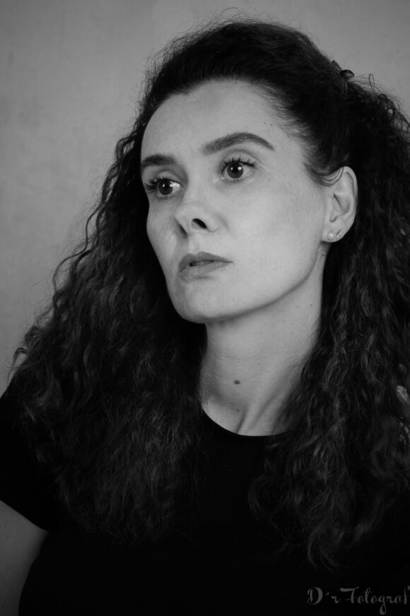 Portrait einer Frau mit langen schwarzen lockigen Haaren