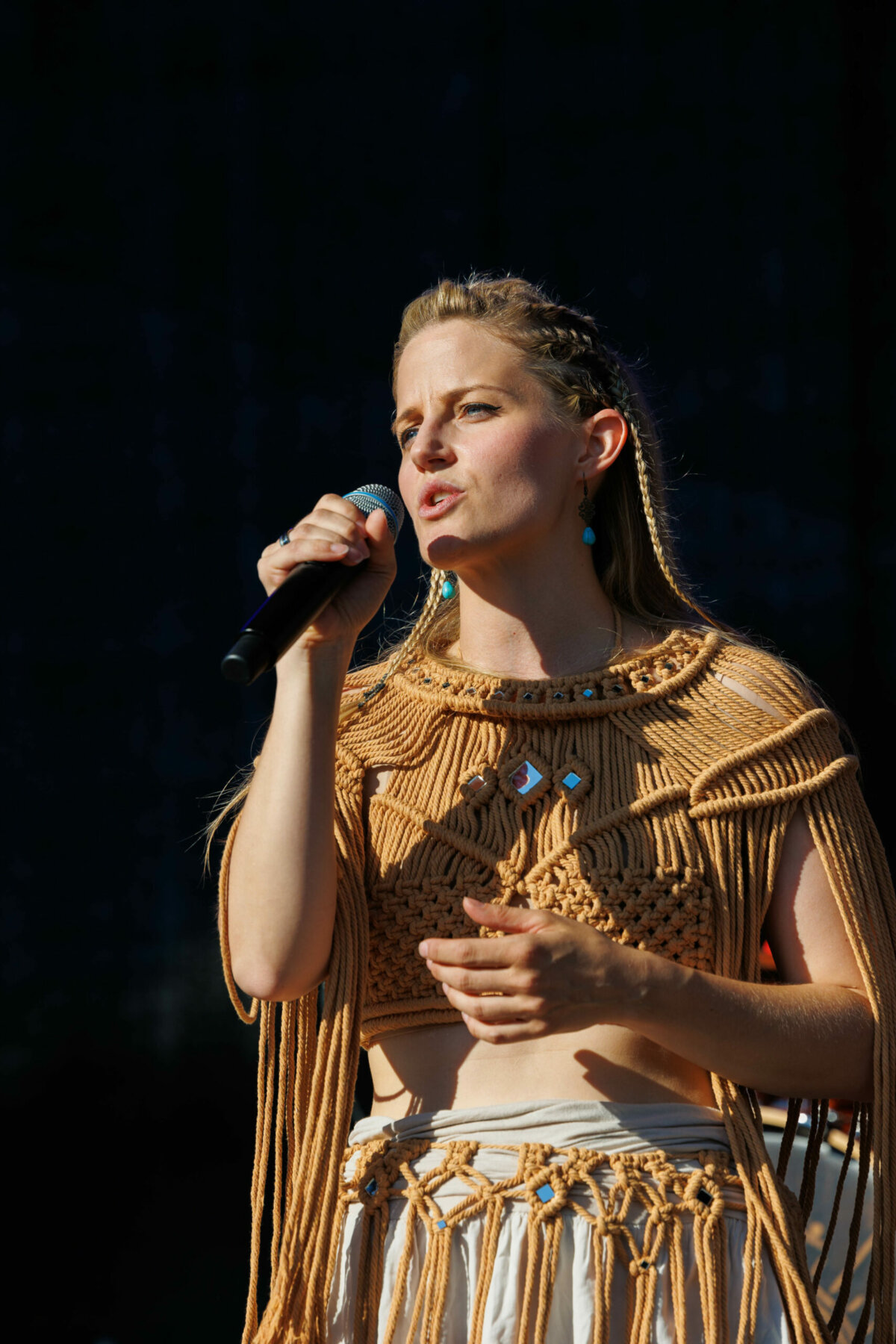 Sängerin Soulhikers auf der Bühne mit Mikrofon