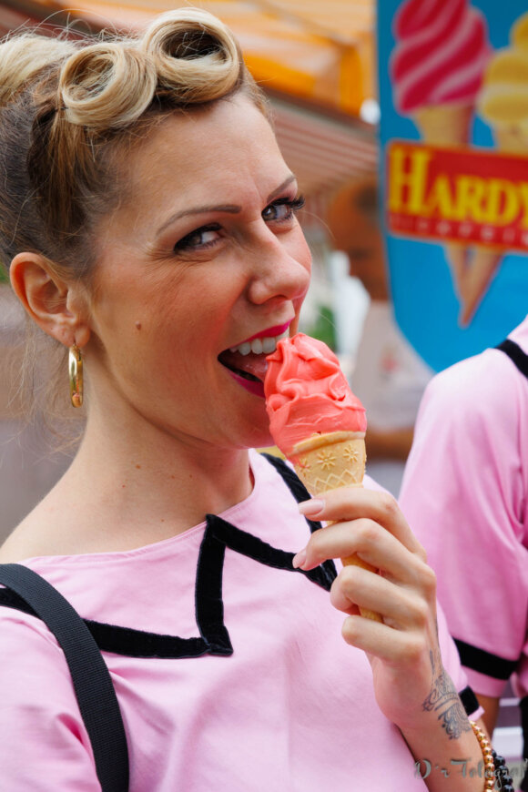 Frau in pinkem 60s Outfit mit Eiscreme